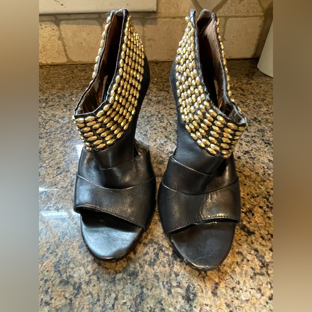 Carlos Santana Black and Gold Women's Shoes, size 7.